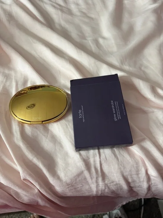 tarte Gold Round Compact Mirror Finish - Picture 2 of 4